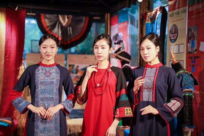 Hoa văn truyền thống của đồng bào Mông tạo nét độc đáo cho những trang phục hiện đại. Ảnh: Khánh Hòa - TTXVN