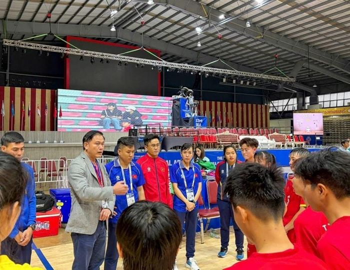 Phó Chủ tịch LĐBĐVN Trần Anh Tú chúc mừng đội tuyển futsal nữ Việt Nam