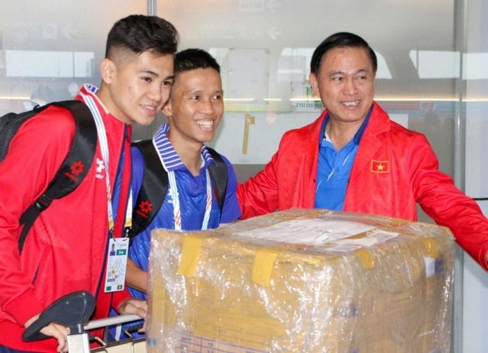 Phó Chủ tịch LĐBĐVN Trần Anh Tú trực tiếp ra sân bay đón và động viên toàn đội