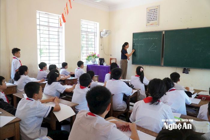 Với bậc THCS, ưu tiên tuyển dụng với giáo viên đào tạo ngành Sư phạm Lịch sử - Địa lý và Sư phạm Khoa học tự nhiên. Ảnh: Mỹ Hà