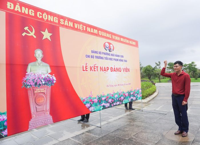 Đảng viên Hồ Hữu Bình trong Lễ kết nạp của Chi bộ Trường Tiểu học Phạm Hồng Thái tổ chức tại quần thể Tượng đài Mẹ Việt Nam anh hùng (xã Quảng Phú). Ảnh: N.Y