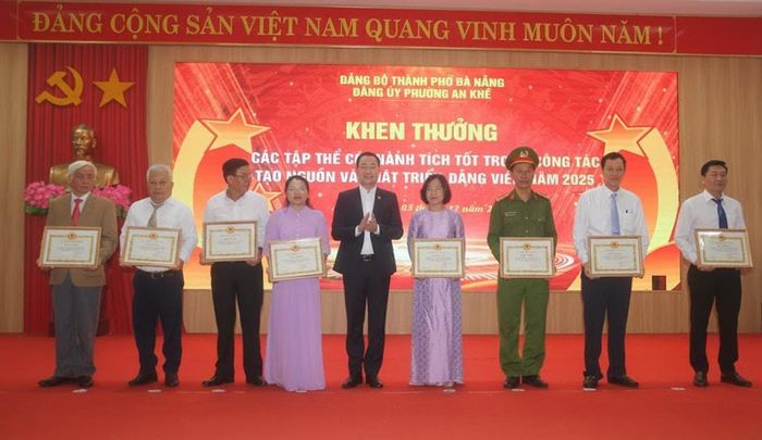 Bí thư Đảng ủy phường An Khê Nguyễn Lê Mậu Cường (giữa) tặng Giấy khen các tập thể có thành tích trong công tác tạo nguồn và phát triển đảng viên năm 2025. Ảnh: ĐPCC