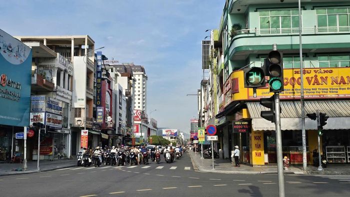 Khi hạ tầng mềm và thể chế tương thích, thành phố có thể liên tục cải thiện giao thông bằng các giải pháp mềm mà không phụ thuộc hoàn toàn vào đầu tư cứng. Trong ảnh: Một ngã tư trên địa bàn thành phố. Ảnh: THÀNH LÂN