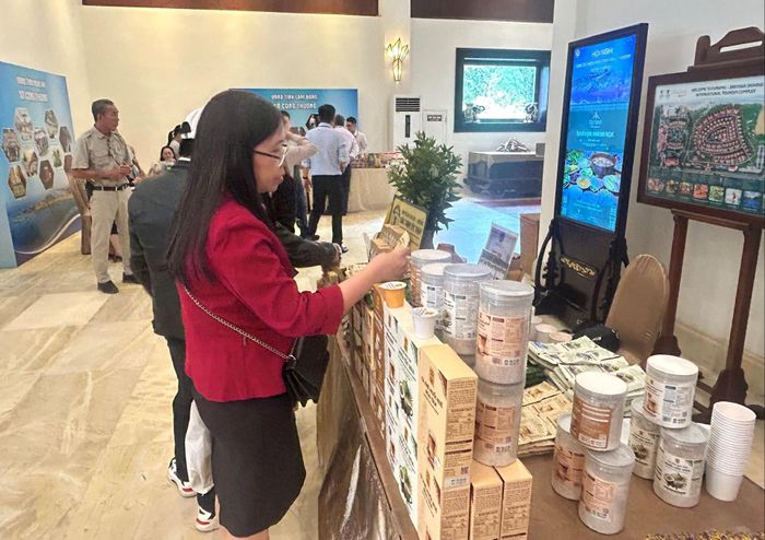 Đại biểu tham quan các sản phẩm trưng bày tại Hội nghị ngành công thương khu vực miền Trung - Tây Nguyên 2025. Ảnh: MINH LÊ