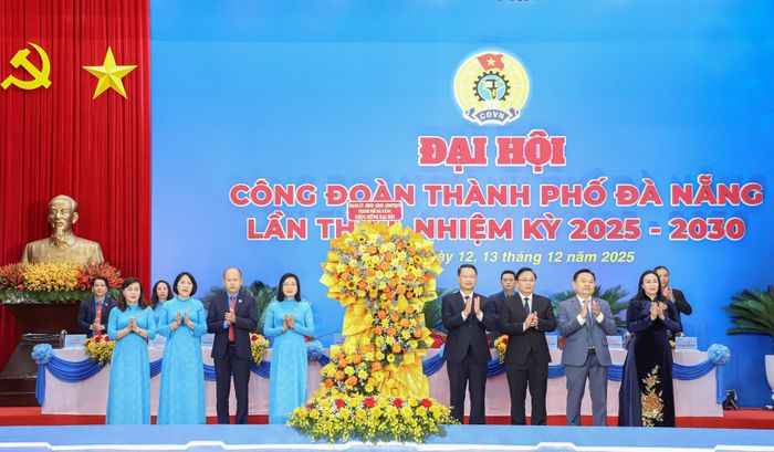Lãnh đạo thành phố tặng hoa chúc mừng đại hội. Ảnh: NGỌC PHÚ