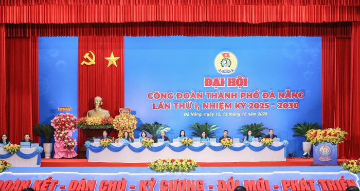 Đoàn chủ tịch chủ trì đại hội. Ảnh: NGỌC PHÚ