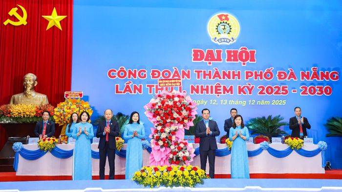 Lãnh đạo Tổng Liên đoàn Lao động Việt Nam tặng hoa chúc mừng đại hội. Ảnh: NGỌC PHÚ
