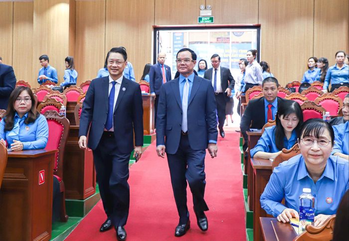 Chủ tịch Tổng Liên đoàn Lao động Việt Nam Nguyễn Đình Khang (bên phải) và Phó Bí thư Thành ủy Ngô Xuân Thắng (bên trái) đến dự và chỉ đạo đại hội. Ảnh: NGỌC PHÚ