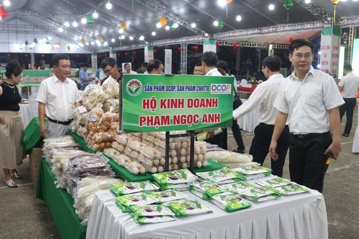 Sản phẩm công nghiệp nông thôn tiêu biểu của hộ sản xuất, tổ hợp tác, hợp tác xã góp mặt tại Hội chợ xã Tiên Phước năm 2025. Ảnh: HOÀNG LIÊN