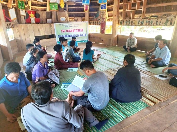 Tập huấn kỹ thuật cho nông dân xã miền núi Tây Giang. Ảnh: HOÀNG LIÊN