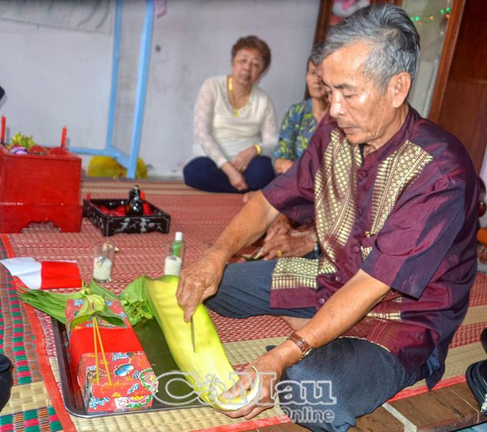 Vị Achar (chủ lễ) thực hiện nghi thức cắt hoa cau tại nhà cô dâu. (Ảnh: DANH ÐIỆP)