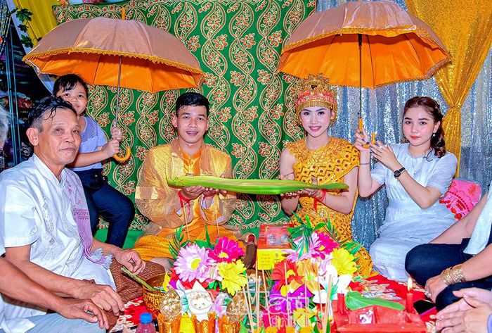 Hoa cau là lễ vật không thể thiếu trong lễ cưới của người Khmer. Tượng trưng cho sự trong trắng của người phụ nữ (cô dâu). (Ảnh: DANH ÐIỆP)