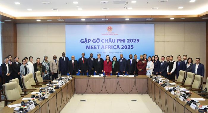 Các đại biểu chụp ảnh lưu niệm.