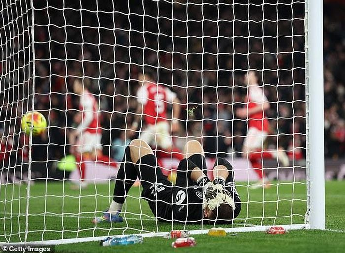 Arsenal thắng nhọc đội bét bảng nhờ hai pha phản lưới
