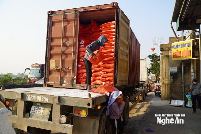 Làng nghề chế biến lương thực Đông Kỷ nhộn nhịp dịp cuối năm. Ảnh: Mai Giang