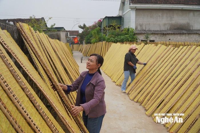 Sản phẩm bánh đa của làng nghề ở xã Diễn Châu sản xuất không đủ cung ứng cho thị trường. Ảnh: Mai Giang