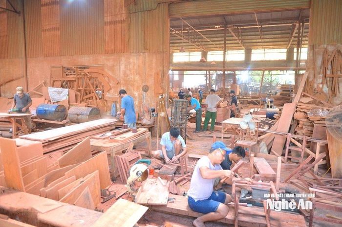 Làng nghề mộc cuối năm ở Nghệ An hoạt động khá sôi động. Ảnh: Văn Trường