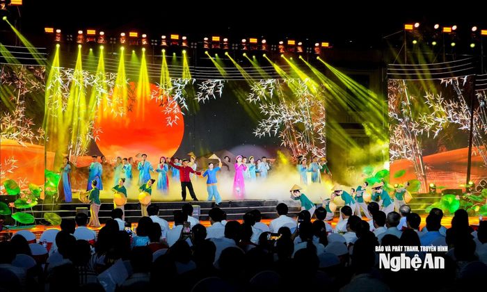 Chương trình nghệ thuật tại lễ kỷ niệm 995 Danh xưng Nghệ An, 95 năm Xô viết Nghệ Tĩnh. Ảnh: Phạm Bằng
