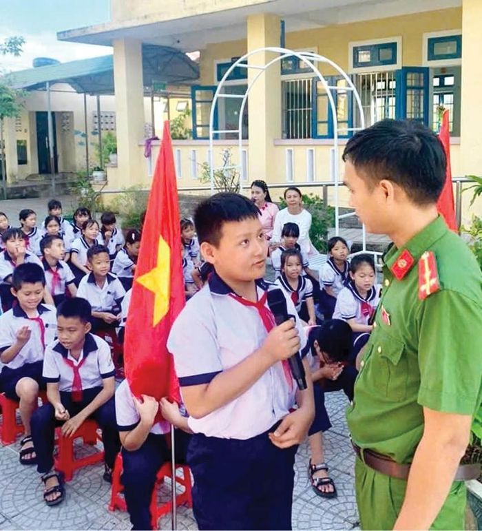  Các em học sinh Phú Hồ tham gia giao lưu tuyên truyền pháp luật với các chú Công an xã