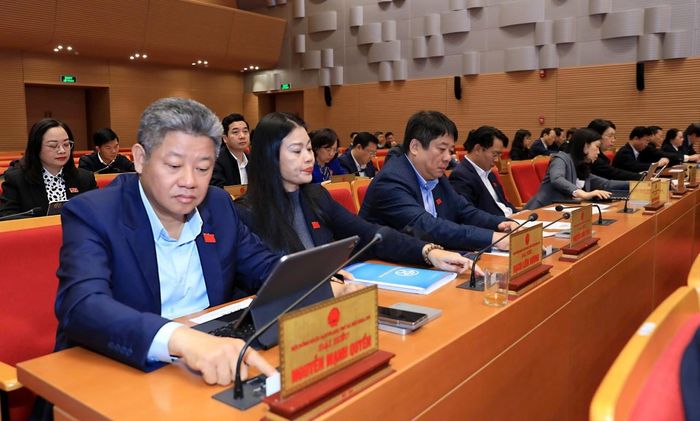 Các đại biểu ấn nút thông qua các nghị quyết.