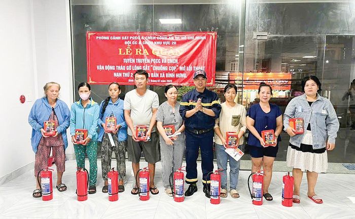 Thiếu tá Nguyễn Vi Đin tham gia cao điểm tuyên truyền PCCC tại các xã