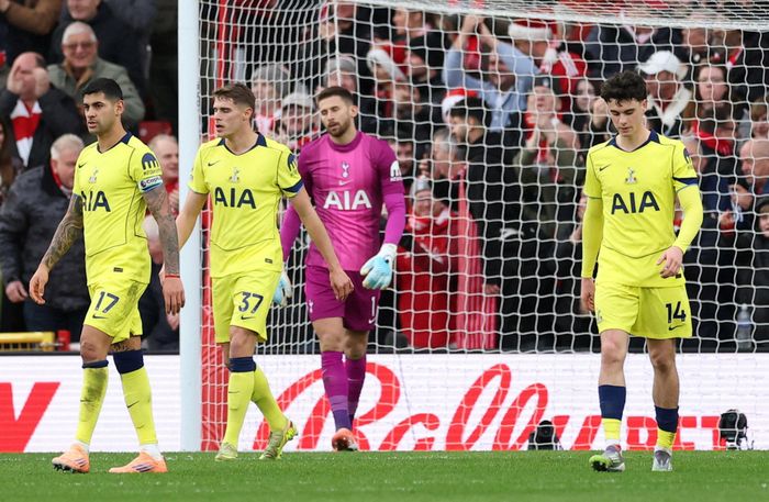  Hàng thủ Tottenham bị chỉ trích. Ảnh: Reuters. 