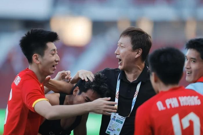 HLV Kim Sang Sik ăn mừng chiến thắng ở bán kết SEA Games 33 cùng cầu thủ U22 Việt Nam.Ảnh: Minh Quyết
