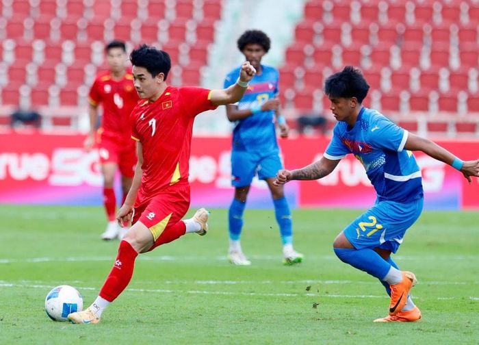 Đình Bắc (7) được HLV Kim Sang Sik khuyên ra nước ngoài thi đấu.Ảnh: Tuấn Phạm