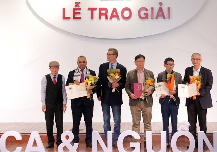 Các tác giả đoạt giải Cống hiến. Ảnh: Khiếu Minh