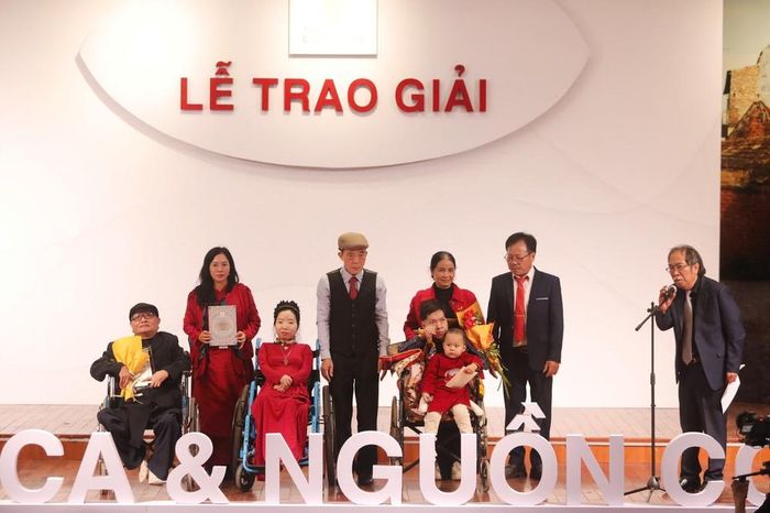 Các tác giả đoạt giải Đặc biệt (từ trái sang, ngồi xe lăn): Đỗ Trọng Khơi, Viên Nguyệt Ái, Vũ Đức Nguyên. Ảnh: Khiếu Minh