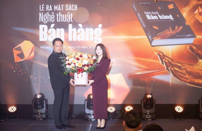 Ông Nguyễn Hoàng Phương, Chủ tịch Hội đồng Viện Nghiên cứu phát triển kinh tế châu Á - Thái Bình Dương tặng hoa chúc mừng.