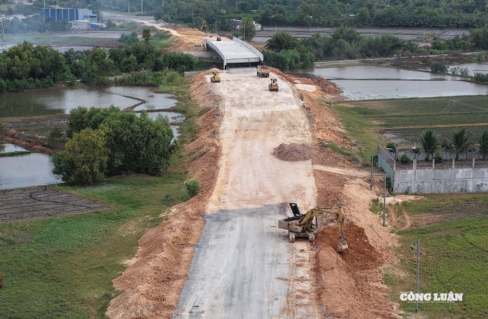 Tuyến đường được đầu tư xây dựng từ năm 2009, dự kiến hoàn thành cuối năm 2021 nhưng phải dừng thi công năm 2011 do vướng mắc về nguồn vốn.