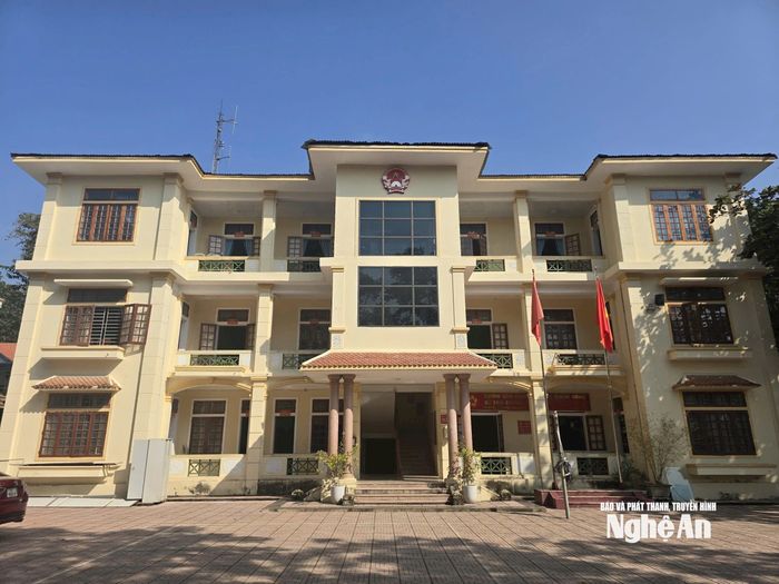 Trụ sở UBND xã Tam Quang được nâng cấp, sửa chữa xong từ đầu năm 2024, nhưng đến nay nhiều cửa hàng, nhân công vẫn còn chưa được thanh toán. Ảnh: Tiến Hùng