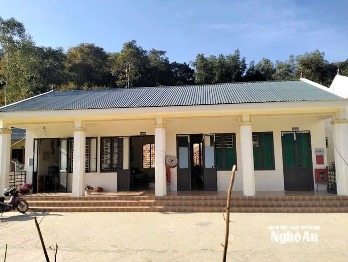 Mới đây, những chủ nợ của nhà thầu đến gặp hiệu trưởng, đề nghị được tháo mái tôn xuống để gây áp lực đòi tiền công. Ảnh: Tiến Hùng