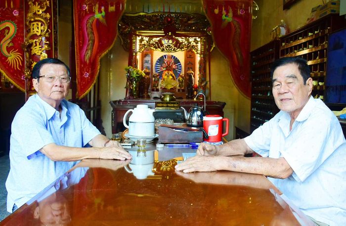 Ông Lai Kim Tường (bên trái) gặp gỡ ông Trần Bỉnh Hòa. Ảnh: MINH QUÂN