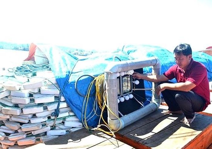 Ngư dân Võ Công Thảo bên các ngư lưới cụ của nghề lưới vây. Ảnh: QUANG VIỆT