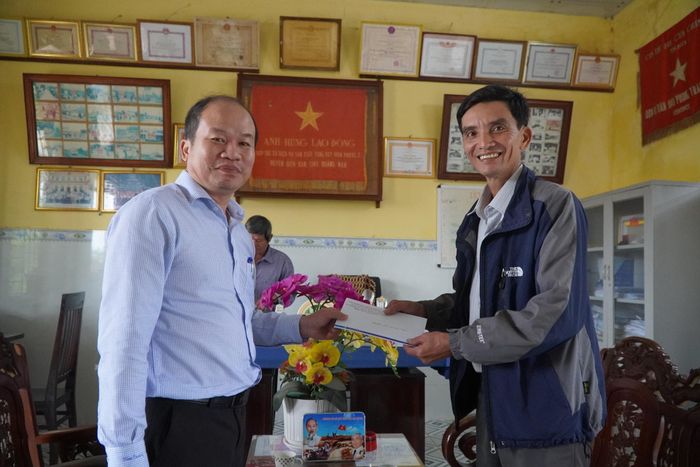 Ông Đoàn Ngọc Trung, Phó Chủ tịch phụ trách Liên minh Hợp tác xã Đà Nẵng (bên trái) trao hỗ trợ cho Hợp tác xã Nông nghiệp Điện Phước 1 khắc phục hậu quả mưa lũ tháng 10/2025. Ảnh: PV