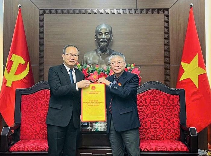 Chủ tịch HĐND thành phố Nguyễn Đức Dũng (bên phải) tặng quà lưu niệm cho ông Souphanh Hadaoheuang. Ảnh T.H