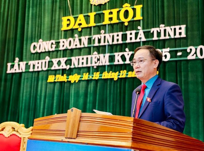 Phó Chủ tịch Liên đoàn Lao động tỉnh Ngô Đình Vân trình bày dự thảo báo cáo chính trị.