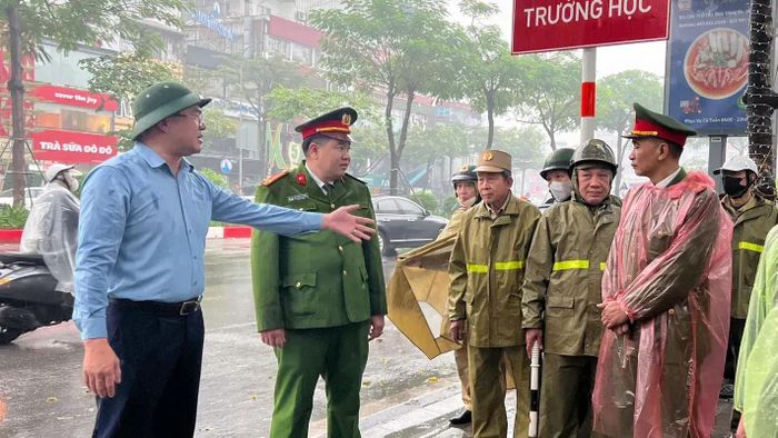 Bí thư Đảng ủy, Chủ tịch HĐND phường Đống Đa Nguyễn Ngọc Việt trực tiếp chỉ đạo công tác ra quân trên địa bàn.
