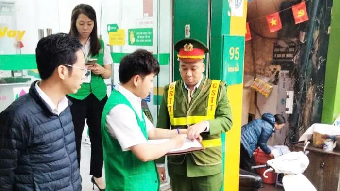 Lực lượng chức năng phường Giảng Võ ra quân xử lý vi phạm trật tự đô thị.