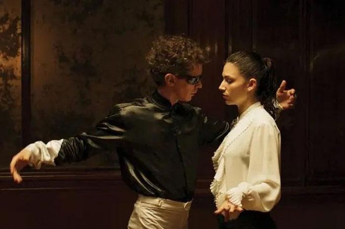 Nahuel Pérez Biscayart và Úrsula Corberó trong phim "Kill the Jockey". Ảnh: Rei Pictures/Music Box Films
