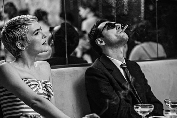 Zoey Deutch trong vai Jean Seberg và Guillaume Marbeck (phải) trong chân dung Jean Luc Godard trong phim "Nouvelle Vague". Ảnh: Jean-Louis Fernandez/Netflix