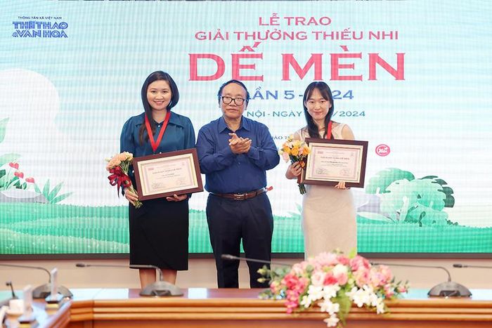 Tác giả Lã Thanh Hà (phải) nhận giải Khát vọng Dế Mèn năm 2024