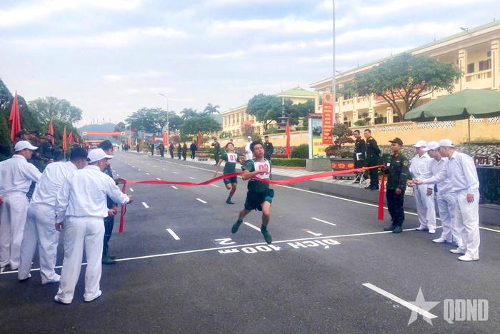 Các vận động viên tranh tài nội dung chạy 100m.