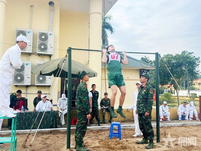 Vận động viên thi nội dung co tay xà đơn.