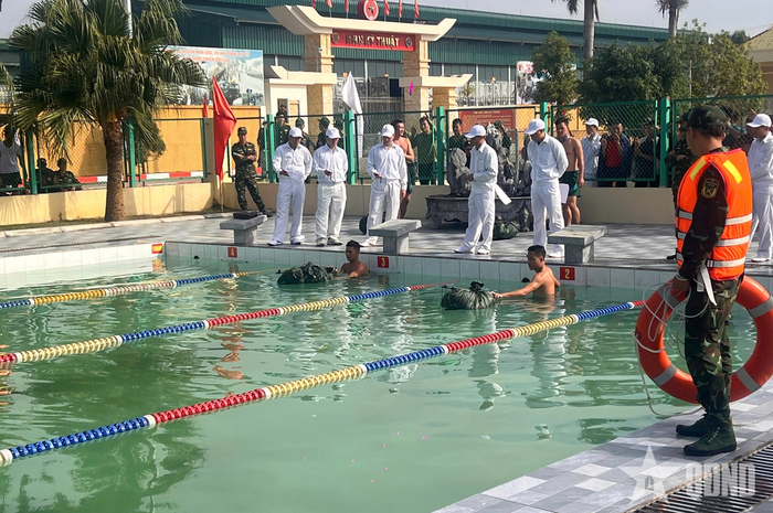 Chuẩn bị tham gia bơi vũ trang.