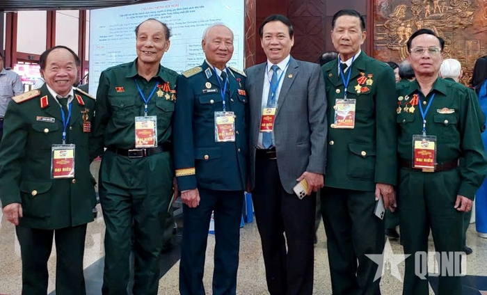  Trung tướng Nguyễn Văn Phiệt (thứ ba, từ trái sang) gặp mặt đồng đội. Ảnh: HỒNG ĐỨC 