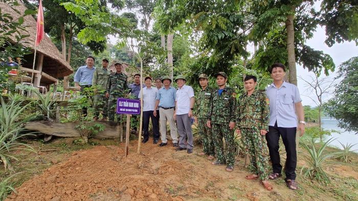 Phó Chủ tịch UBND TP Đà Nẵng Trần Nam Hưng trồng cây lưu niệm trong lâm phận Vườn Quốc gia Sông Thanh.