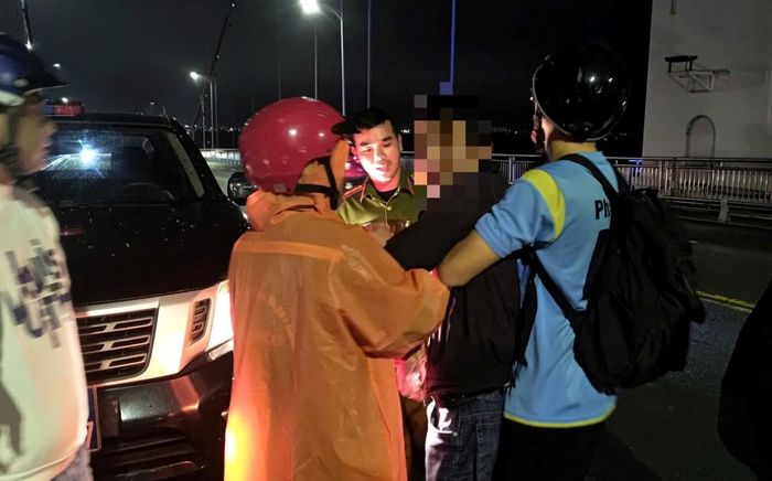 Kịp thời ngăn chặn trường hợp có ý định tiêu cực tại cầu Thuận Phước.